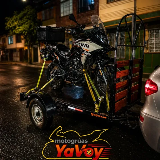 Grúa para motos operando bajo la lluvia en Bogotá