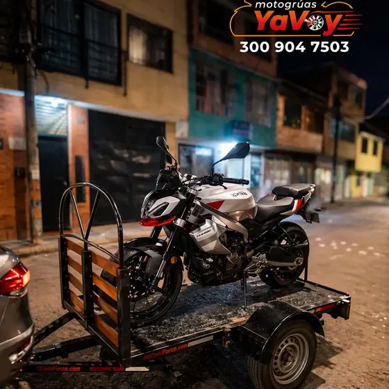 Moto asegurada sobre la plataforma de la grúa en Bogotá