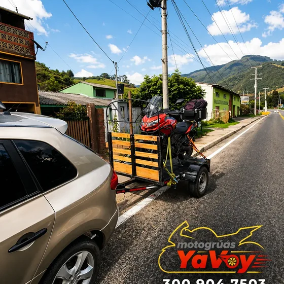 Recogida de una moto varada en una vía de Bogotá